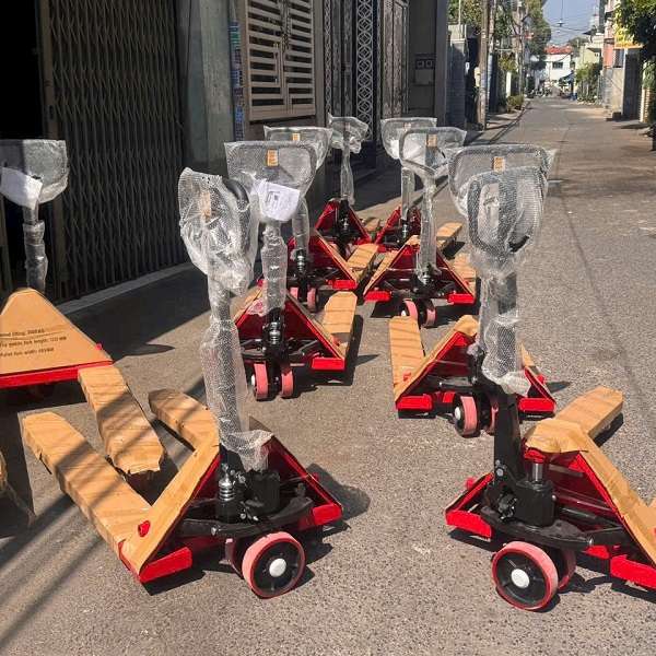 Xe nâng được bọc cẩn trước khi giao