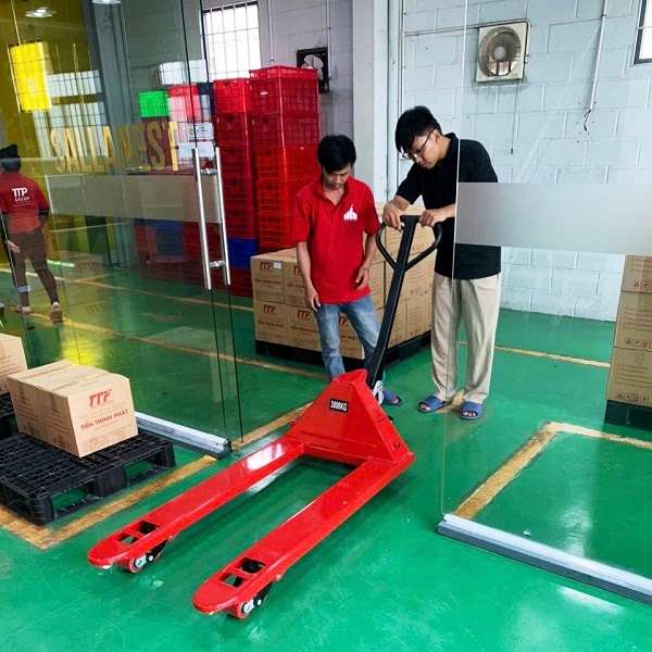 Khách hàng kiểm tra xe nâng sau khi giao hàng