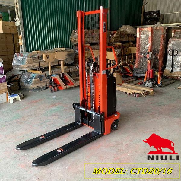 Xe nâng bán tự động CTD2016