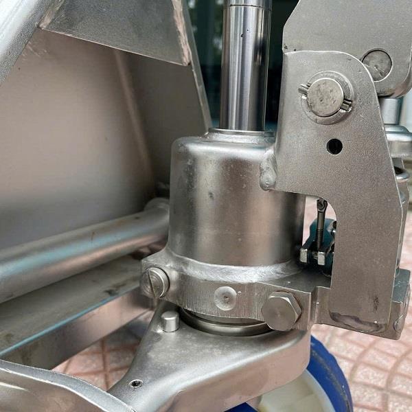 Bơm thủy lực trên xe nâng tay inox 2500kg