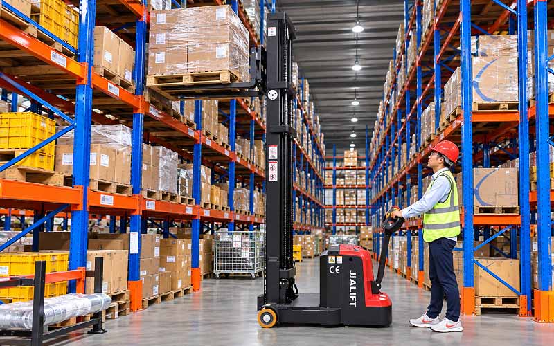 Xe nâng điện có đối trọng giúp hàng hóa nâng lên an toàn, chắc chắn